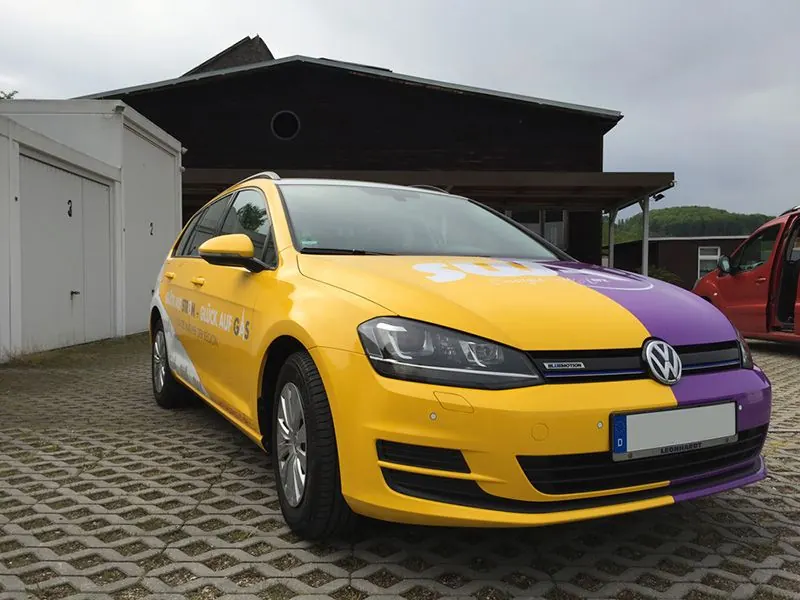 Zweifarbige Vollfolierung eines VW Golf in Gelb und Lila