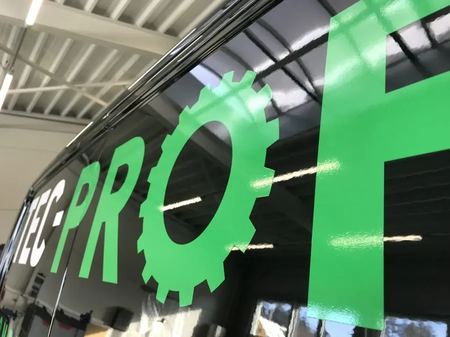 Fahrzeugbeschriftung in Grün auf einem Firmenfahrzeug