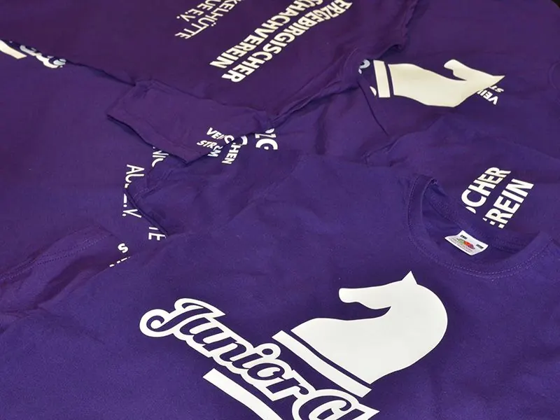 Bedruckte Team-Shirts in Lila